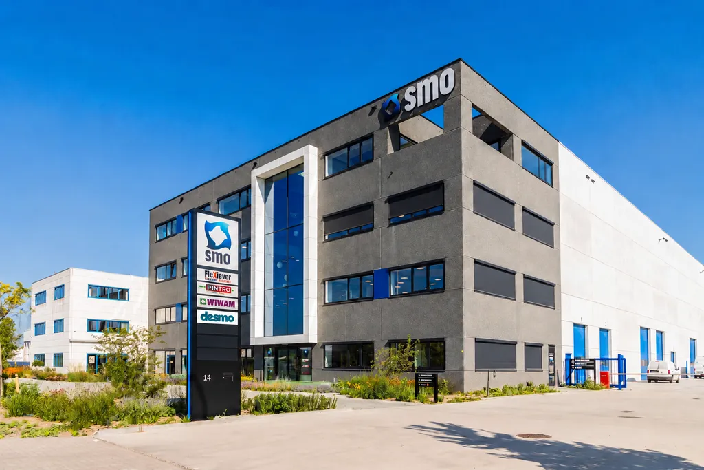 het gebouw en de werkhal van SMO in Eeklo