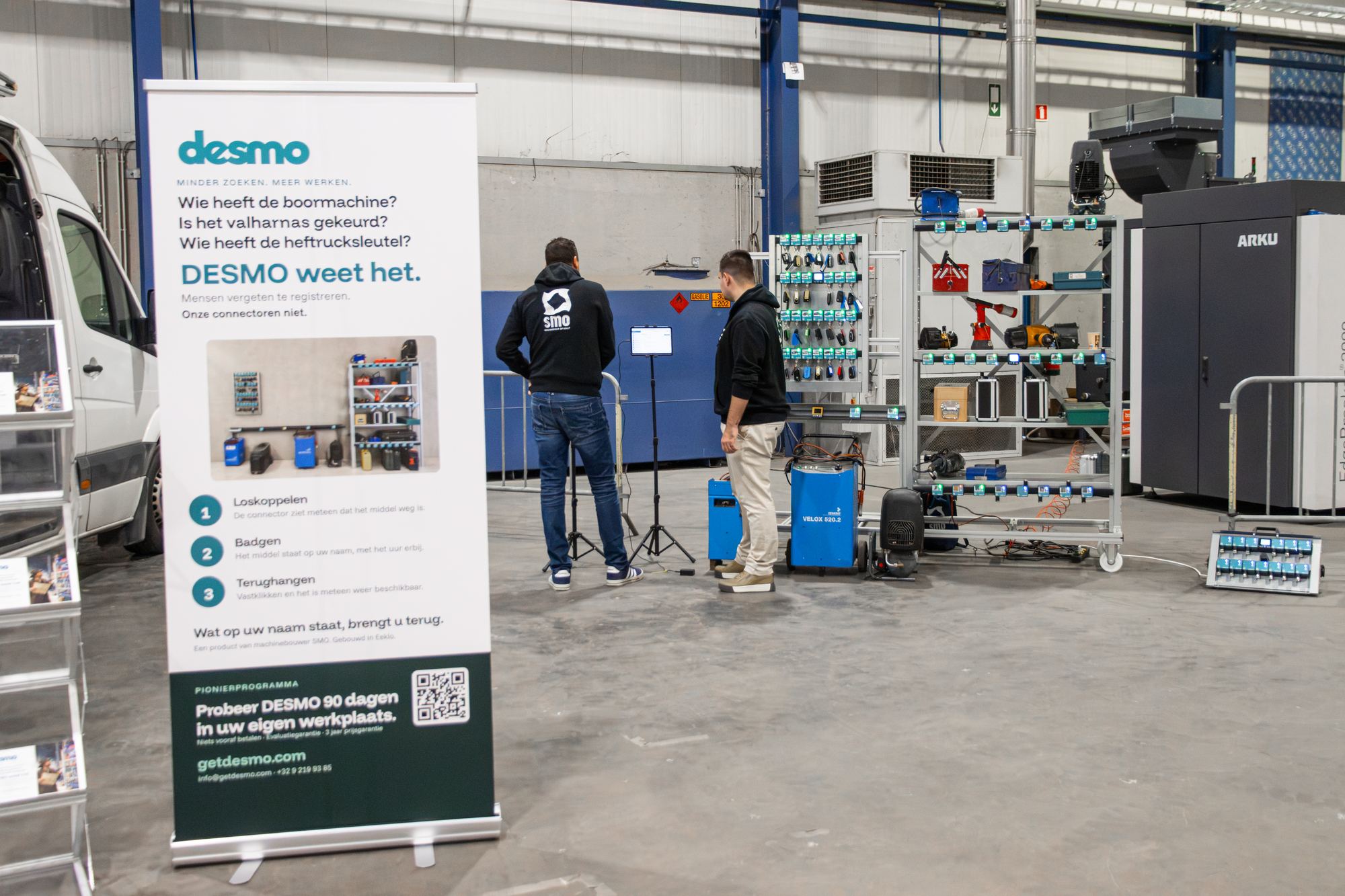 De DESMO-stand op de Open Bedrijvendag bij SMO, met een rek en een sleutelstation.